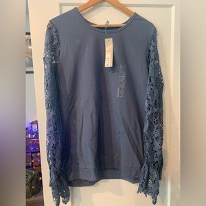 Lace sleeve top. Size large.